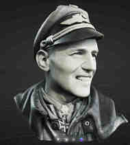 Bust: Erich Hartmann Smiling - 352 kills - Bubi #MMF4-025