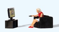  Preiser  HO Woman in Front of TV Sitting in Chair PRZ28259